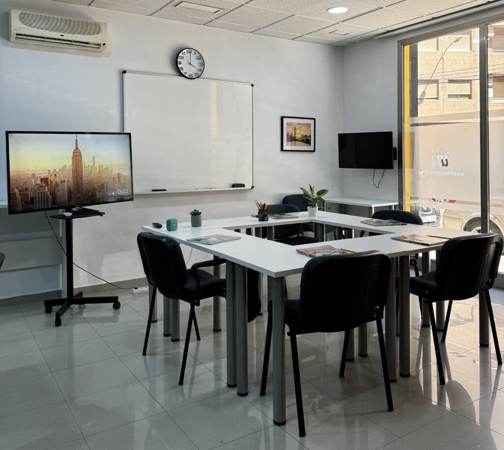 Despacho privado con mesa de trabajo, televisor y ventanal