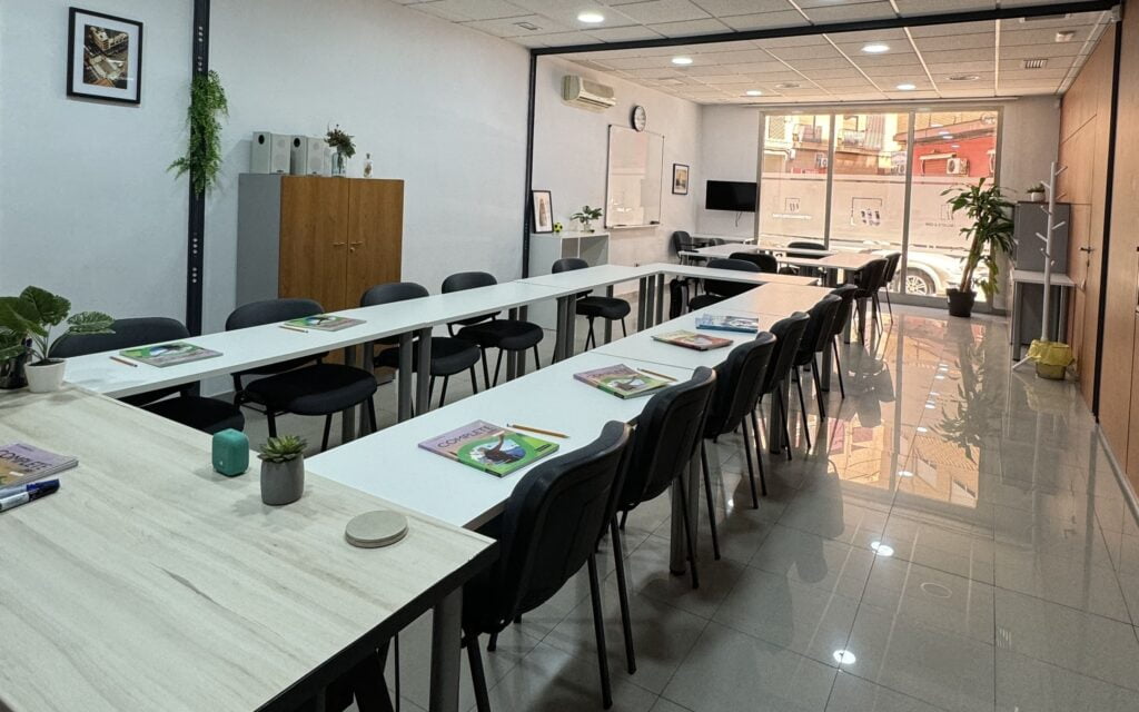 Aula de formación con mesas alargadas para veinte personas