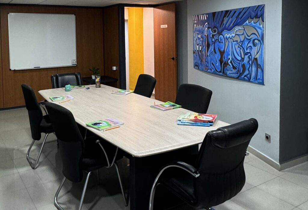 Sala de reuniones con mesa de juntas para diez personas