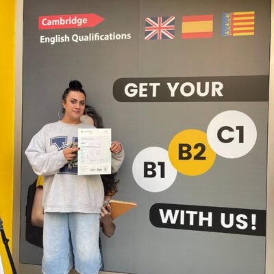 Alumna de UI Formación con su título de Cambridge