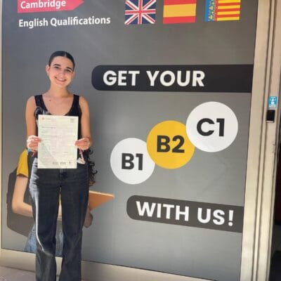 Alumno de UI Formación con su título de Cambridge