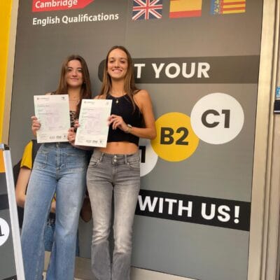 Alumna de UI Formación con su título de Cambridge