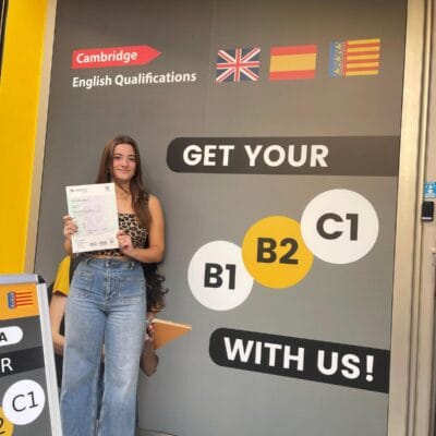 Alumno de UI Formación con su título de Cambridge