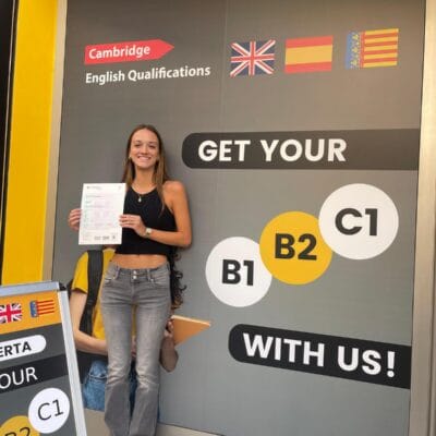 Alumna de UI Formación con su título de Cambridge