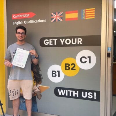 Alumno de UI Formación con su título de Cambridge