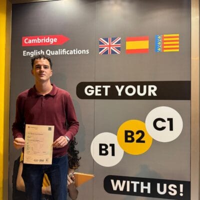 Alumna de UI Formación con su título de Cambridge