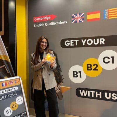 Alumno de UI Formación con su título de Cambridge